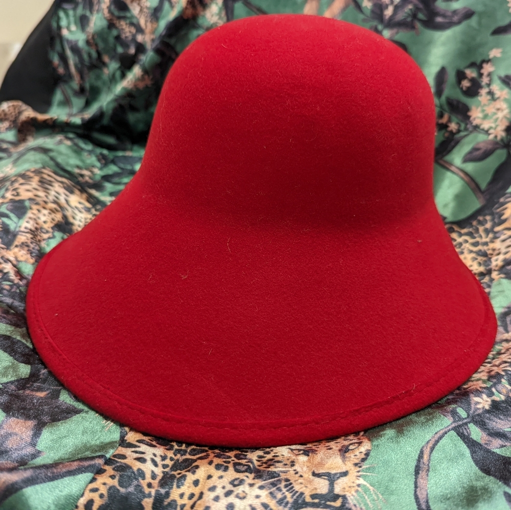 Cloche hat